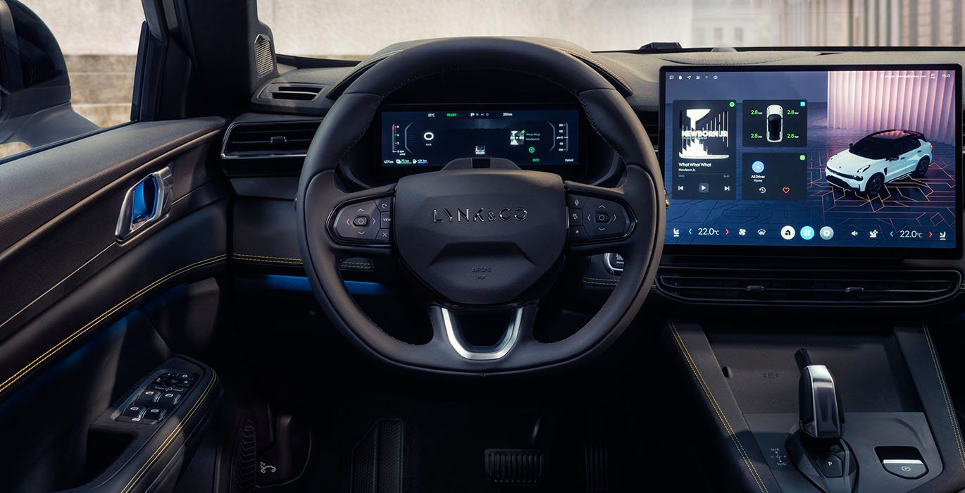 Lynk Co 01 More 1.5 PHEV interior delantera | Crazy Renting