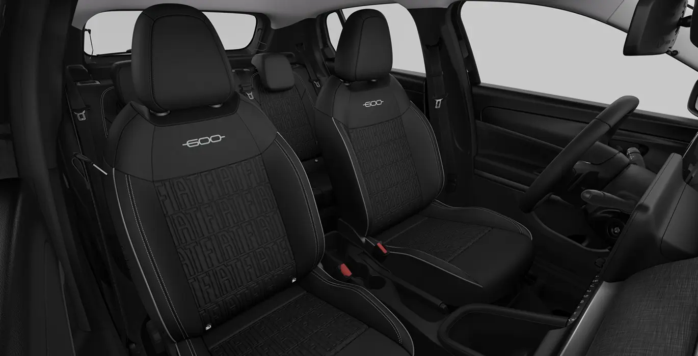 Fiat 600 MHEV 1.2 100cv DDCT 6 Fiat 600 MHEV 1.2 100cv DDCT interior trasera 4 | Crazy Renting