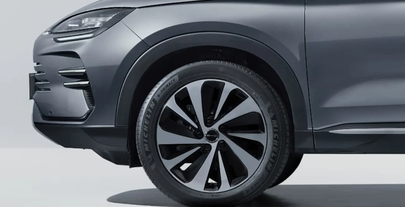 BYD Seal U DM-i Confort 218CV 2 BYD Seal U DM i Confort 218CV rueda | Crazy Renting