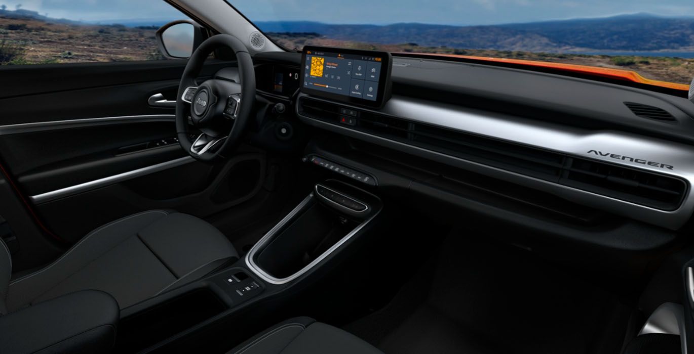 JEEP AVENGER E-HYBRID ALTITUDE 5 JEEP AVENGER MHEV 1.2 ALTITUDE 100CV interior perfil | Crazy Renting
