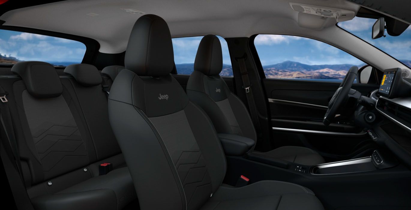 JEEP AVENGER E-HYBRID ALTITUDE 6 JEEP AVENGER MHEV 1.2 ALTITUDE 100CV interior trasera | Crazy Renting