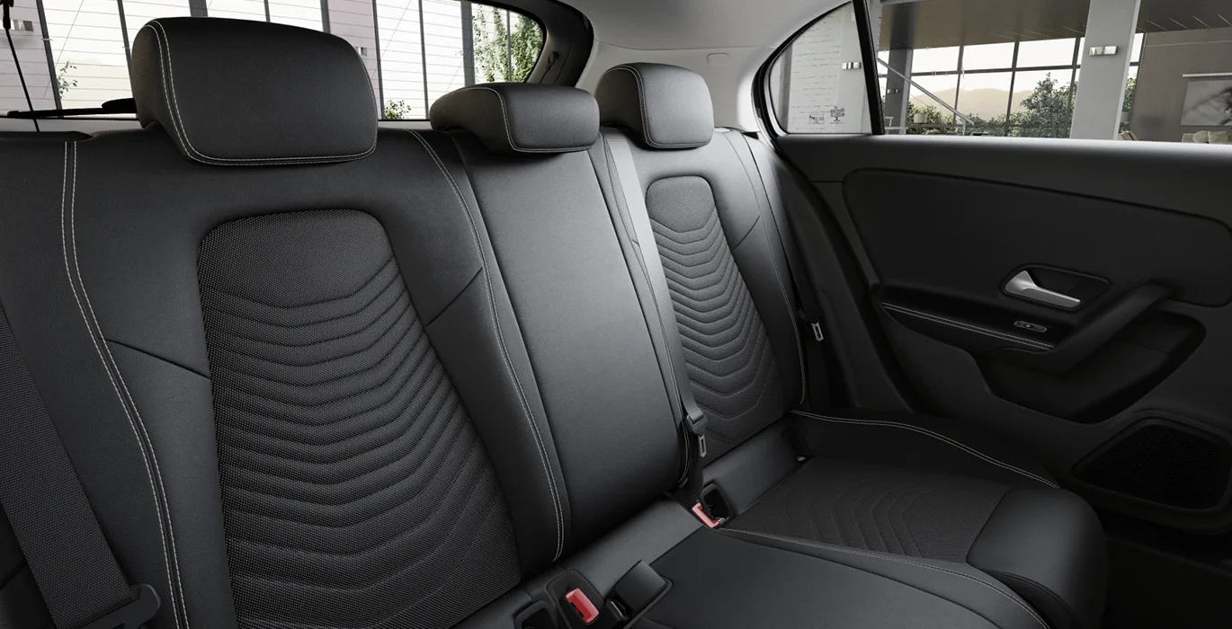 Mercedes Benz Clase A 180 interior trasera | Crazy Renting