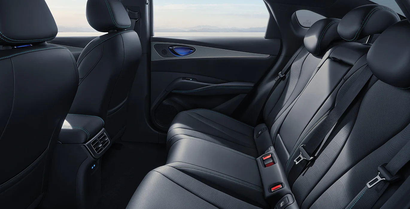 BYD Seal 6 DM-I Comfort 5 BYD Seal 6 DM I Boost interior trasera | Crazy Renting