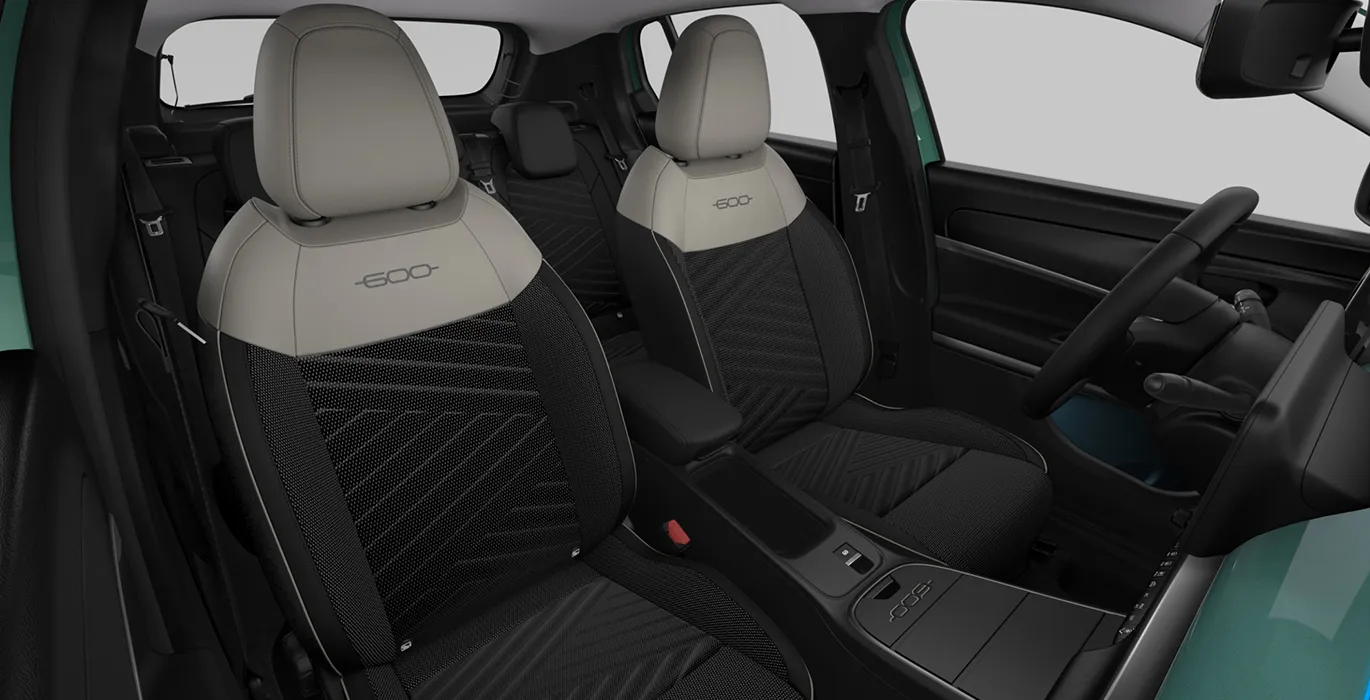 Fiat 600 ICON MHEV 1.2 110CV DDCT (AUTOMÁTICO) 5 Fiat 600 ICON MHEV 1.2 110CV DDCT AUTOMATICO interior trasera | Crazy Renting