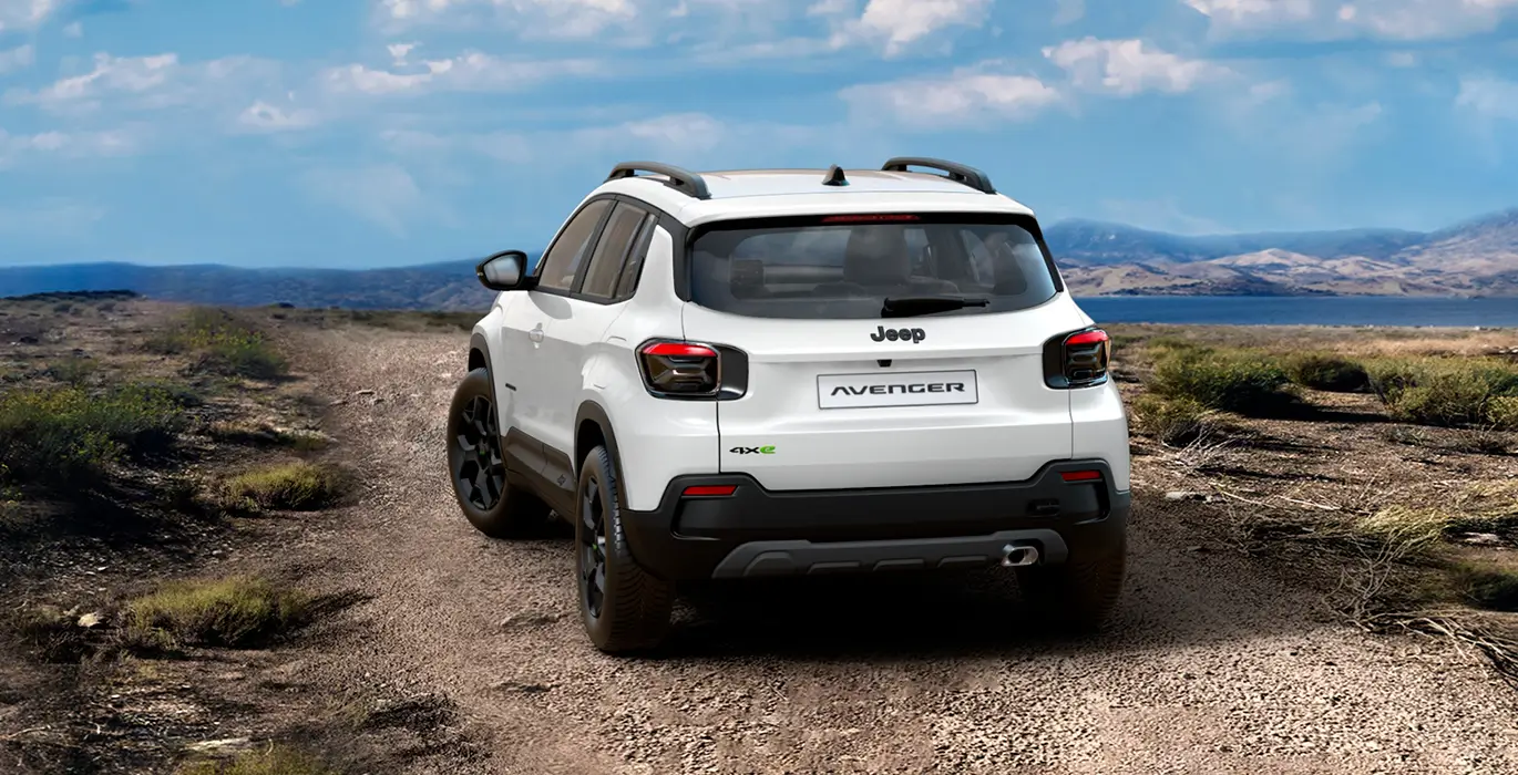 JEEP AVENGER EHYBRID 4xE 136CV (AUTOMÁTICO) 3 JEEP AVENGER EHYBRID 4xE 136CV AUTOMATICO exterior trasera | Crazy Renting