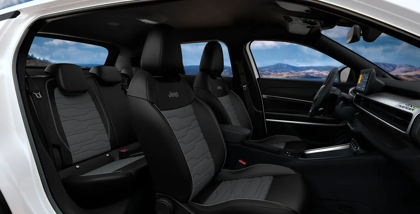 JEEP AVENGER EHYBRID 4xE 136CV (AUTOMÁTICO) 6 JEEP AVENGER EHYBRID 4xE 136CV AUTOMATICO interior trasera | Crazy Renting