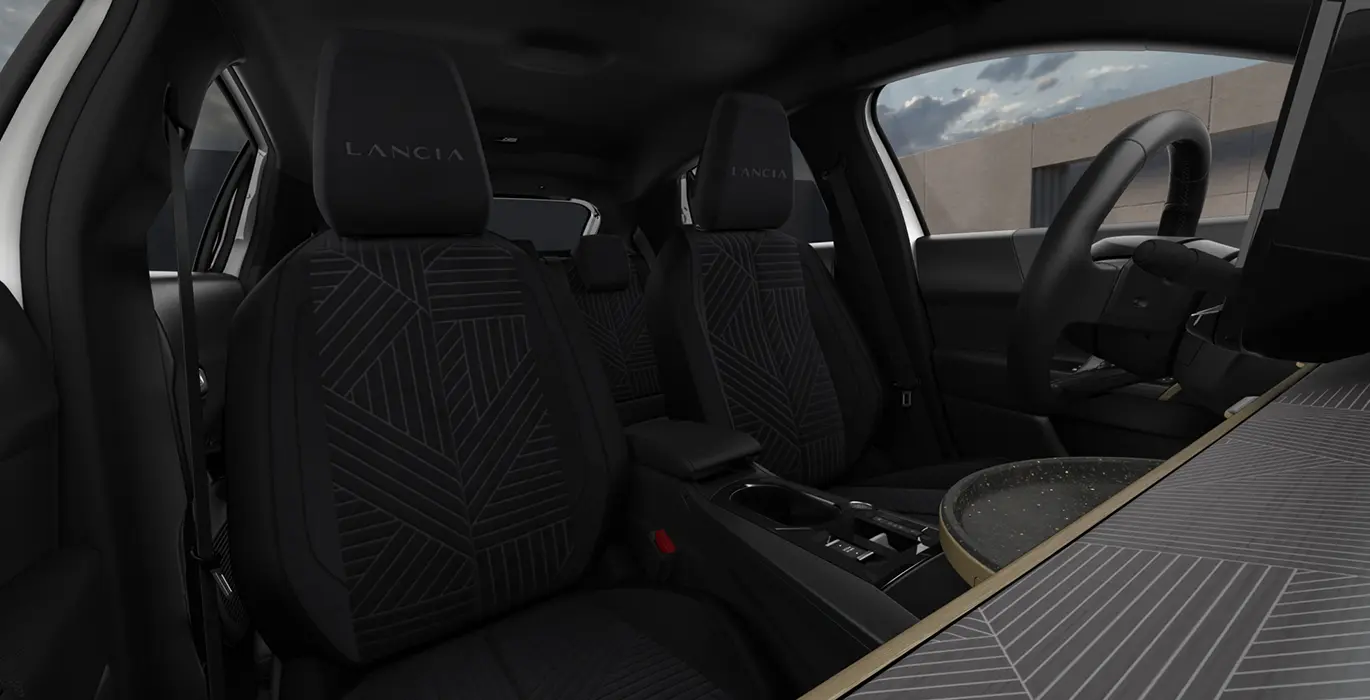 LANCIA YPSILON LX HYBRID 100CV (AUTOMÁTICO) 6 Lancia Ypsilon LX MHEV Hybrid 73kW interior trasera | Crazy Renting