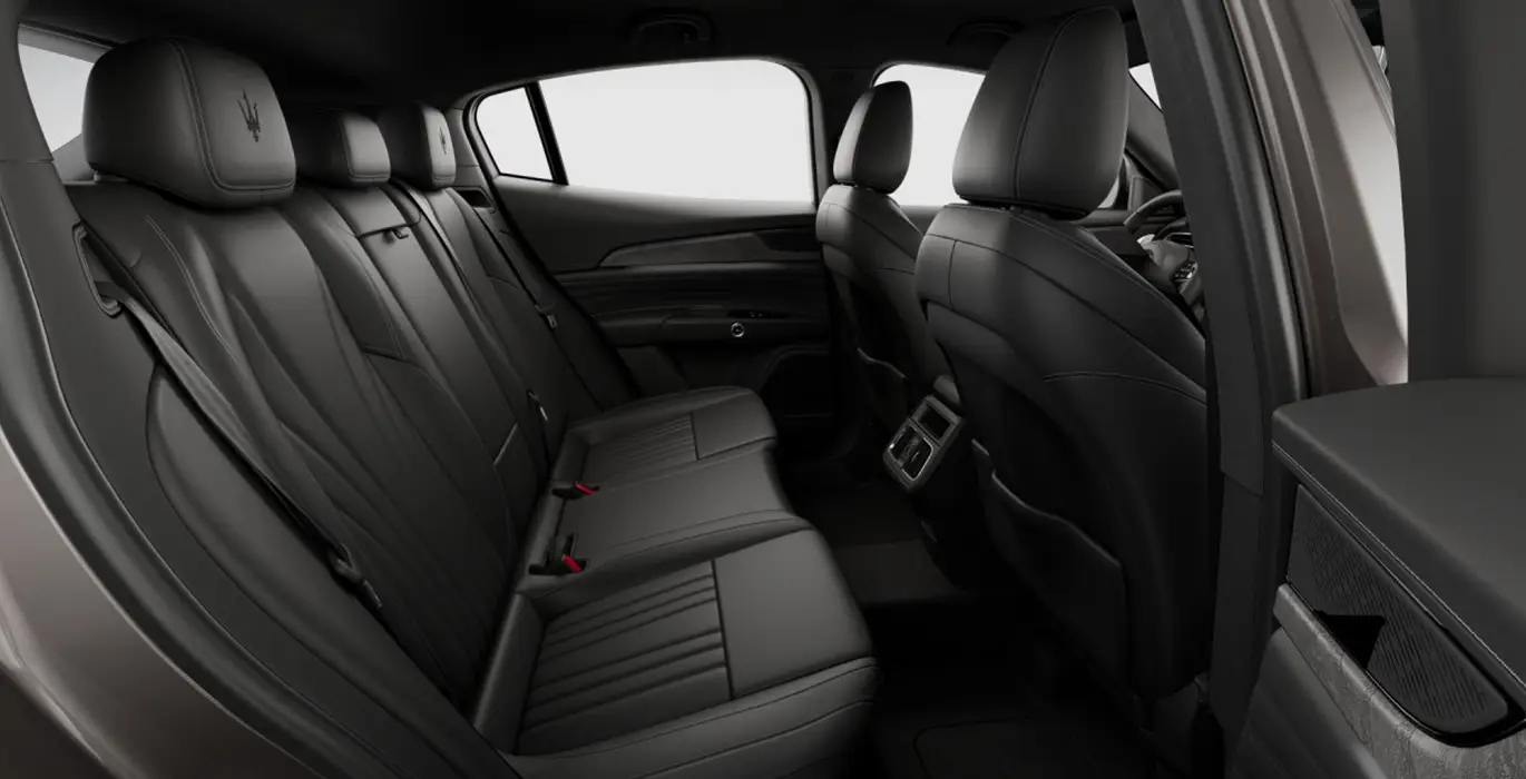 MASERATI Grecale L4 MHEV AWD 6 MASERATI Grecale L4 MHEV AWD interior trasera | Crazy Renting