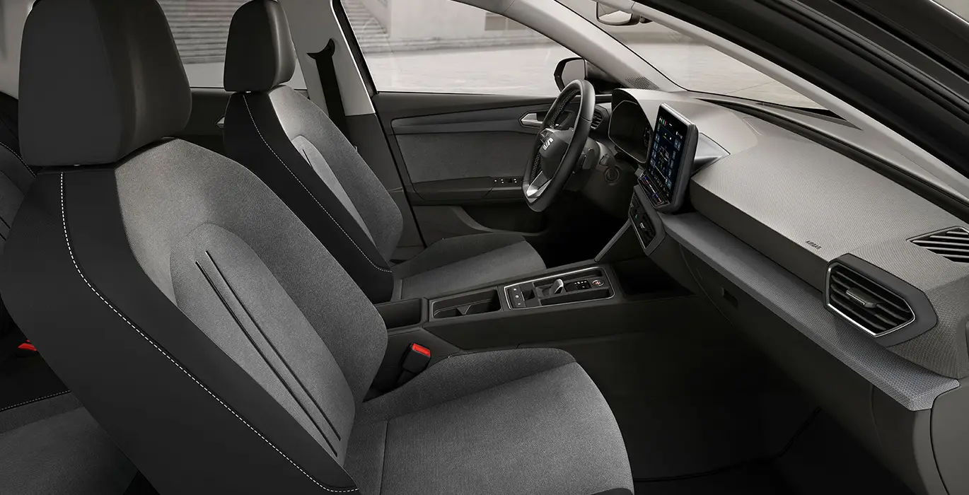 Seat León 1.5 eTSI (115CV) DSG Style XL 5 Seat Leon 1.5 eTSI 115CV DSG Style XL sin fondo principal interior delantera II | Crazy Renting