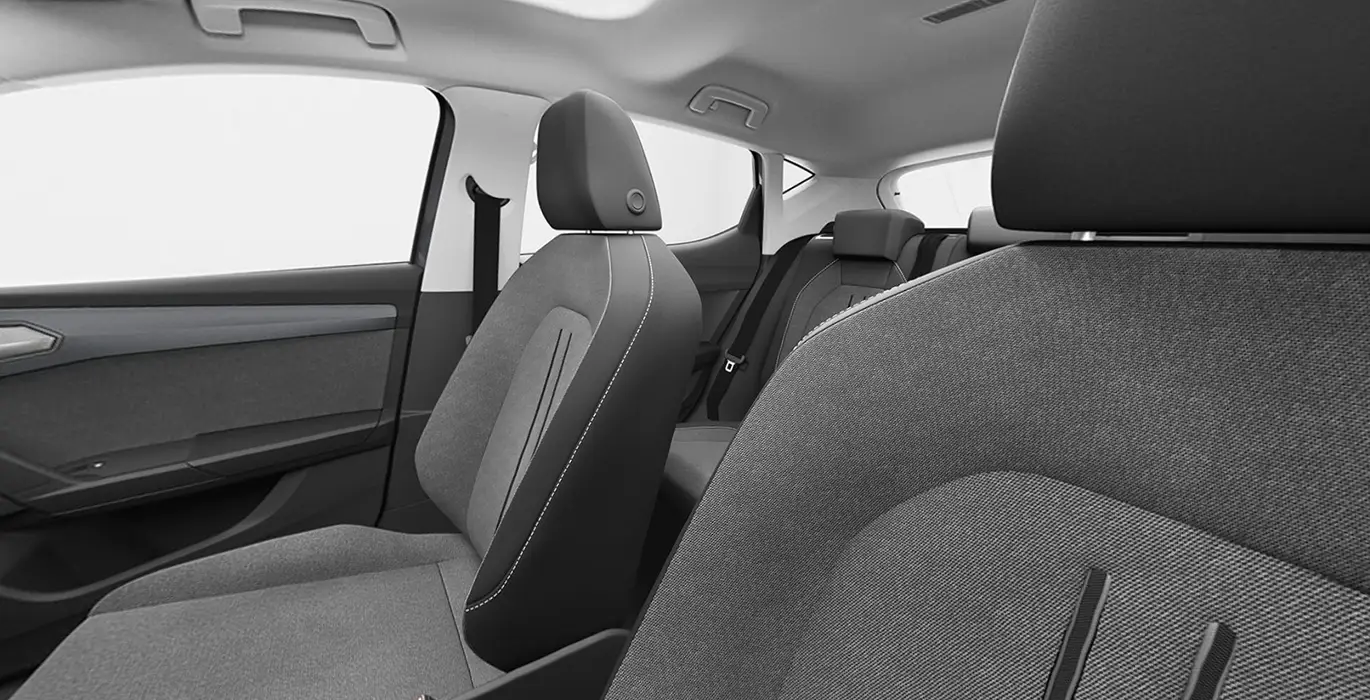 Seat León 1.5 eTSI (115CV) DSG Style XL 6 Seat Leon 1.5 eTSI 115CV DSG Style XL sin fondo principal interior trasera | Crazy Renting