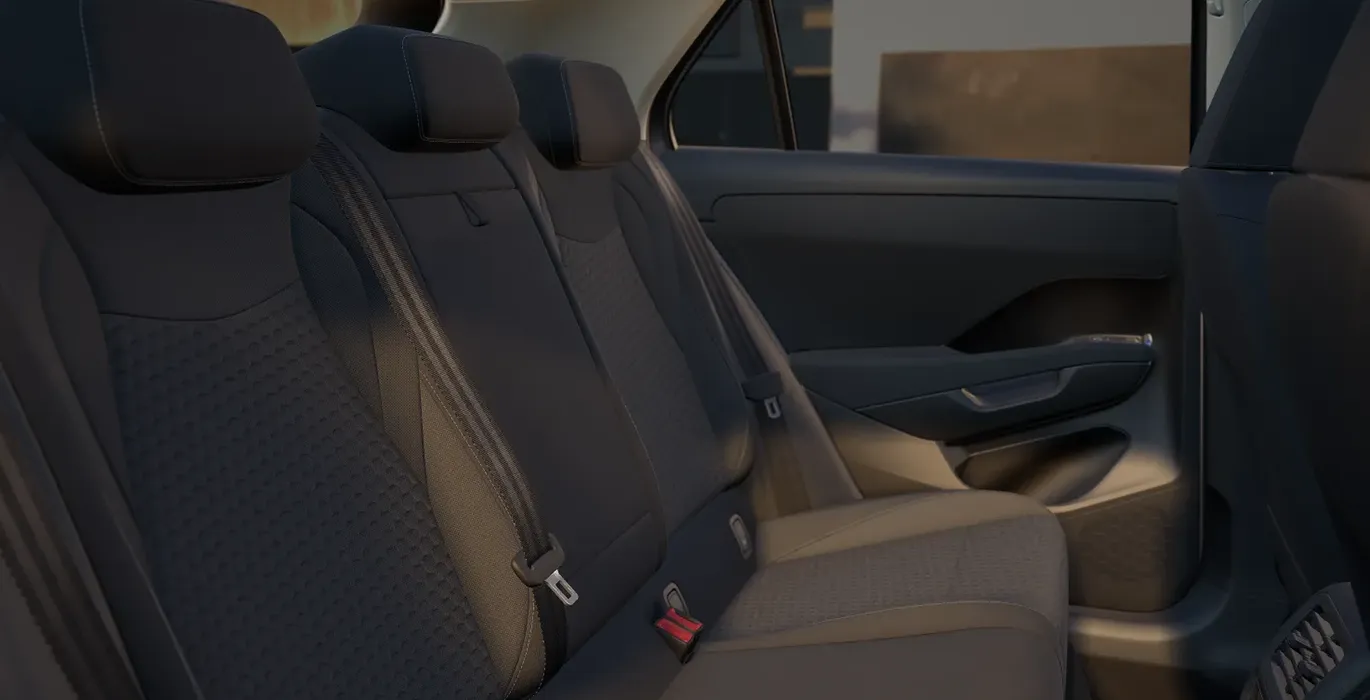 Volkswagen T-ROC "Más" 1.5 eTSI DSG 6 Volkswagen T ROC Mas 1.5 eTSI DSG interior trasera | Crazy Renting