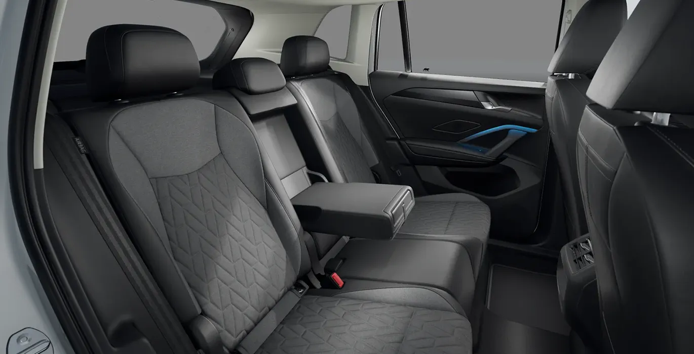 Volkswagen Tiguan "Más" 1.5 eTSI DSG 6 Volkswagen Tiguan Mas 1.5 eTSI DSG interior trasera | Crazy Renting
