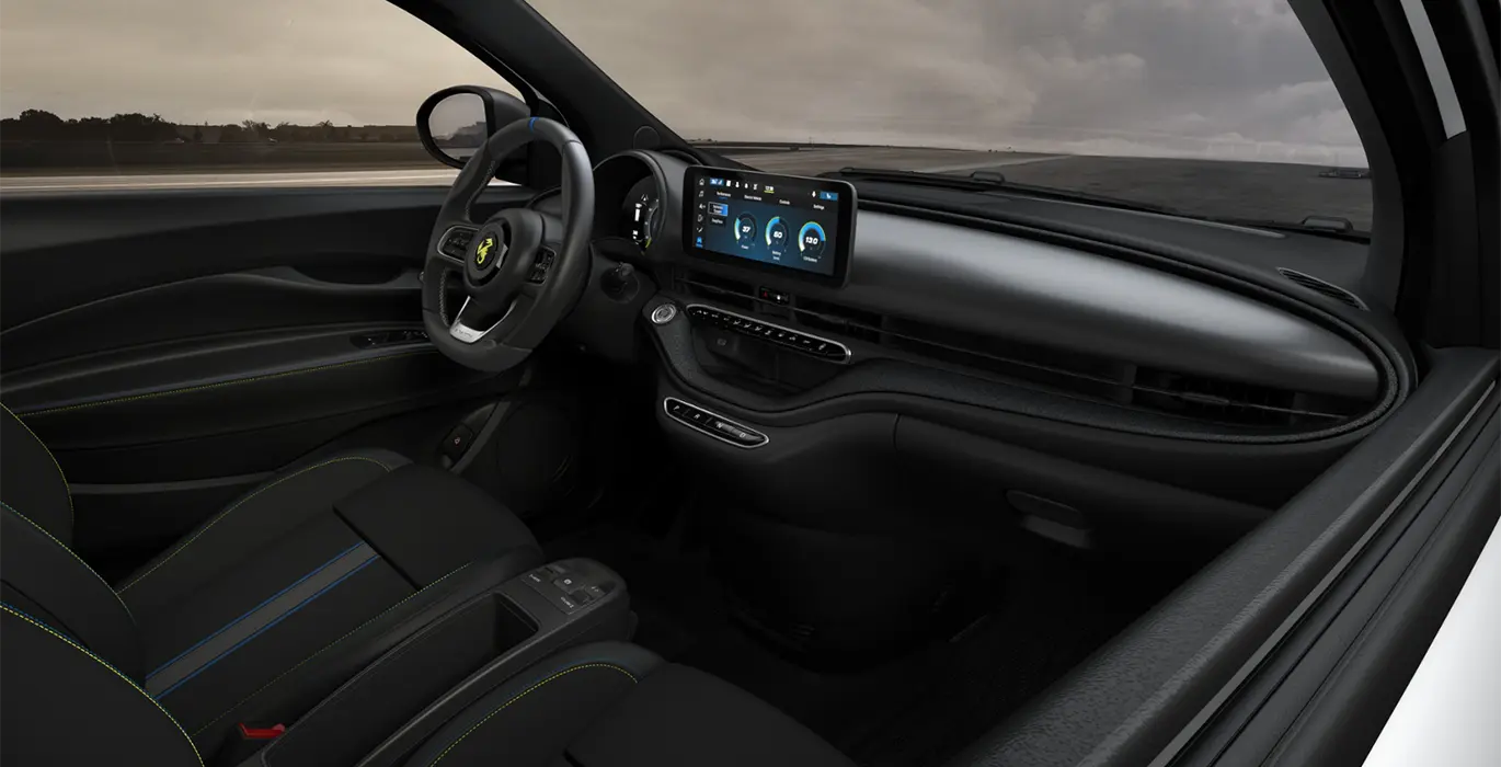 Abarth 500e 42kWh 5 Abarth 500e 42kWh interior delantera II | Crazy Renting