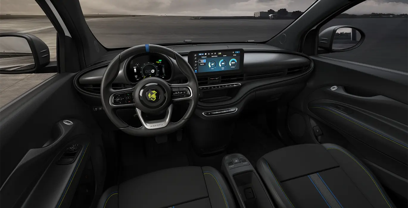 Abarth 500e 42kWh 4 Abarth 500e 42kWh interior delantera | Crazy Renting