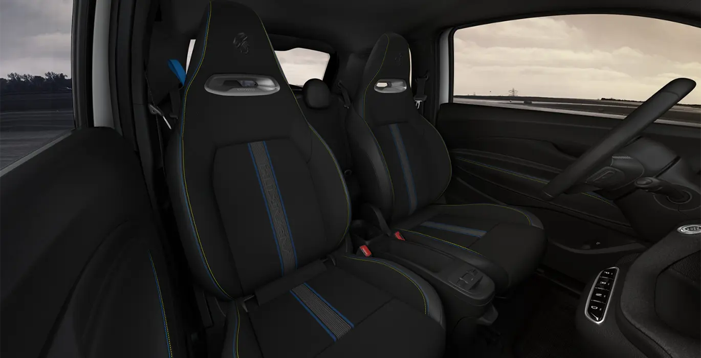 Abarth 500e 42kWh 6 Abarth 500e 42kWh interior trasera | Crazy Renting
