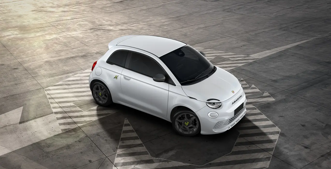 Abarth 500e 42kWh 3 Abarth 500e 42kWh lateral | Crazy Renting