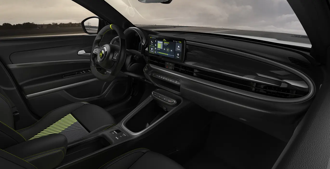 Abarth 600e Turismo 5 Abarth 600e Turismo interior delantera II | Crazy Renting