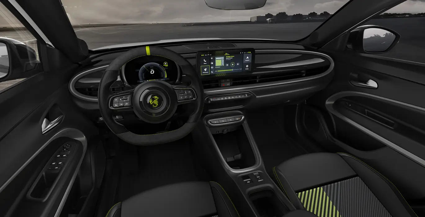 Abarth 600e Turismo 4 Abarth 600e Turismo interior delantera | Crazy Renting