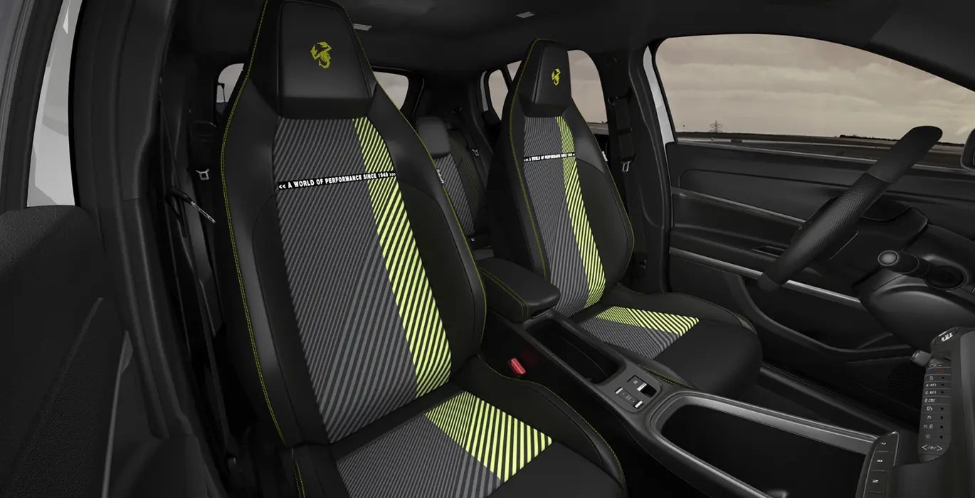 Abarth 600e Turismo 6 Abarth 600e Turismo interior trasera | Crazy Renting