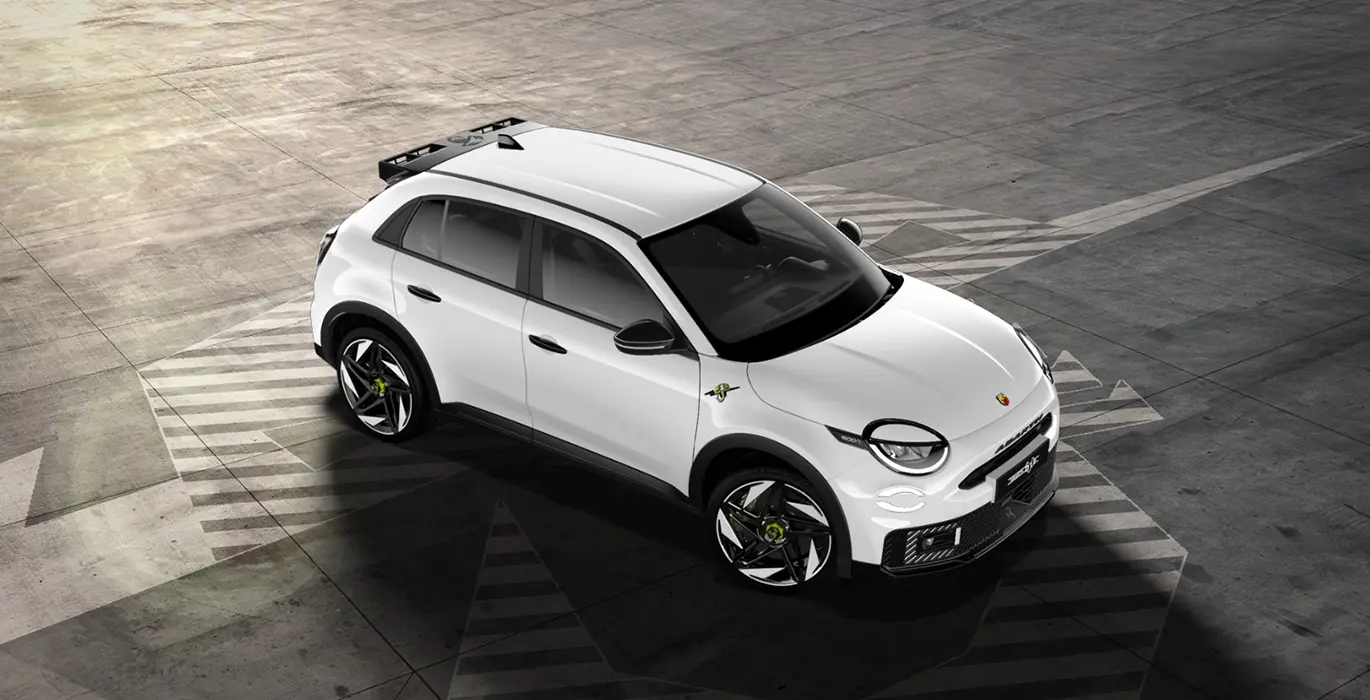 Abarth 600e Turismo 3 Abarth 600e Turismo lateral | Crazy Renting