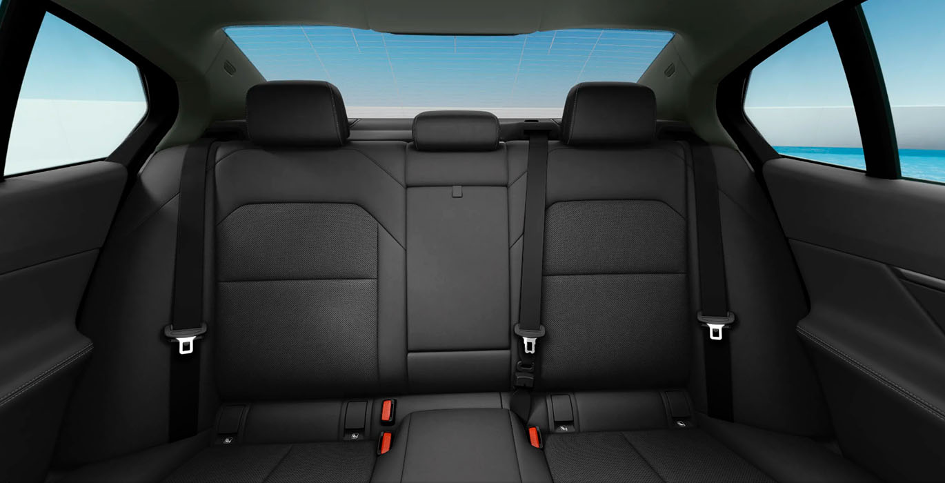 BMW Serie 5 520d 6 BMW Serie 5 520d nuevo interior trasera | Crazy Renting