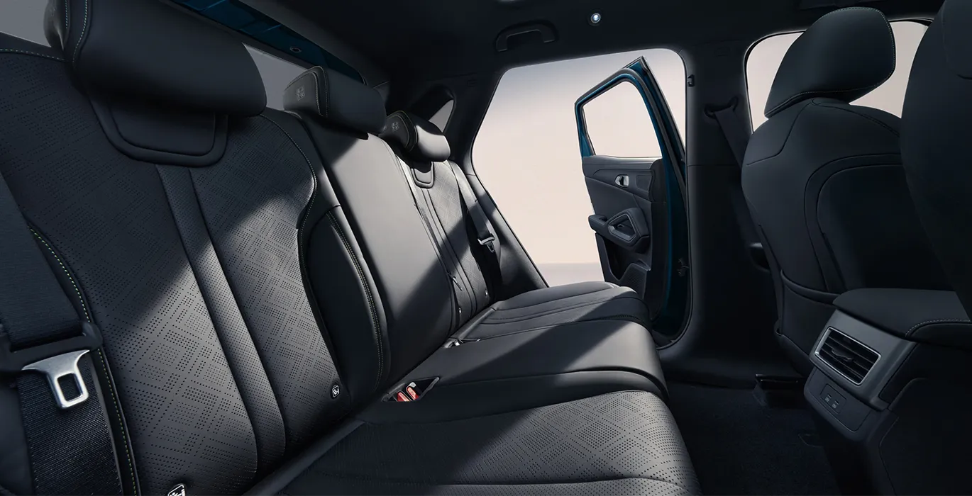 BYD ATTO 2 DM i Active interior trasera | Crazy Renting