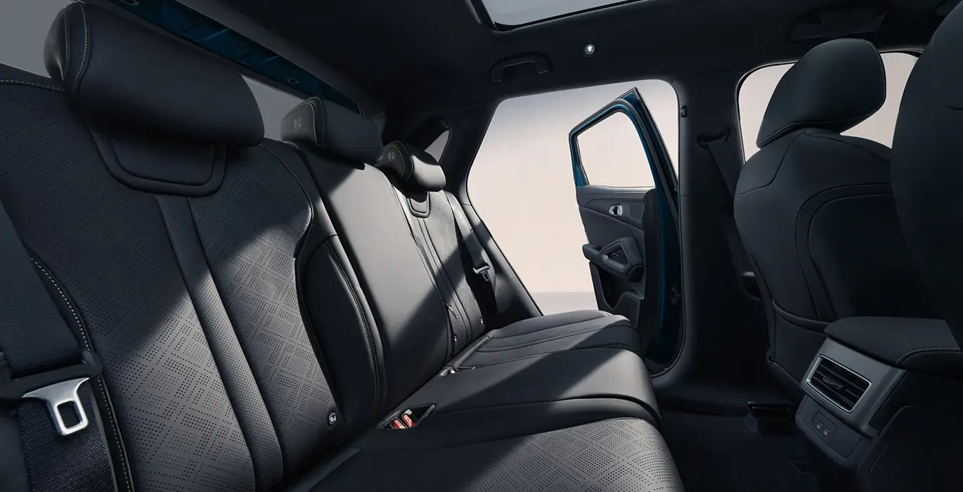 BYD ATTO 2 DM i Boost interior trasera | Crazy Renting