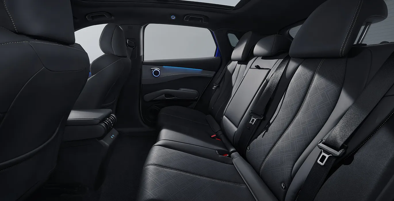 BYD ATTO 3 EVO Design RWD interior trasera | Crazy Renting
