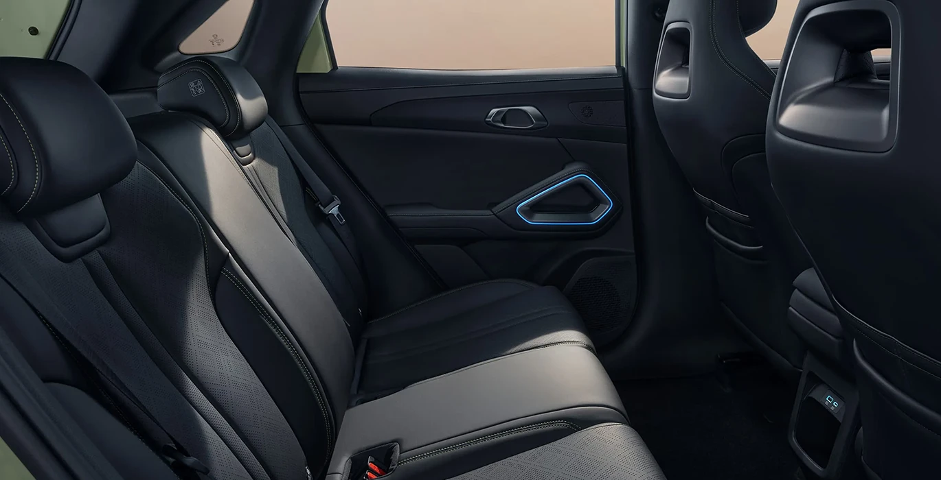 BYD Atto 2 DM i Boost 156kW interior trasera | Crazy Renting