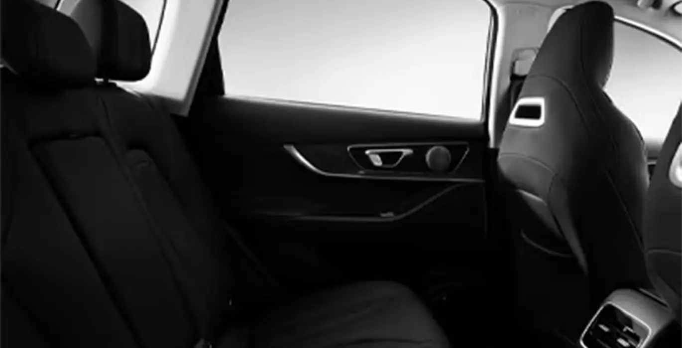 EBRO S700 1.6 TGDI Luxury 7 DCT LUXURY 6 EBRO S700 1.6 TGDI Luxury 7 DCT interior trasera | Crazy Renting
