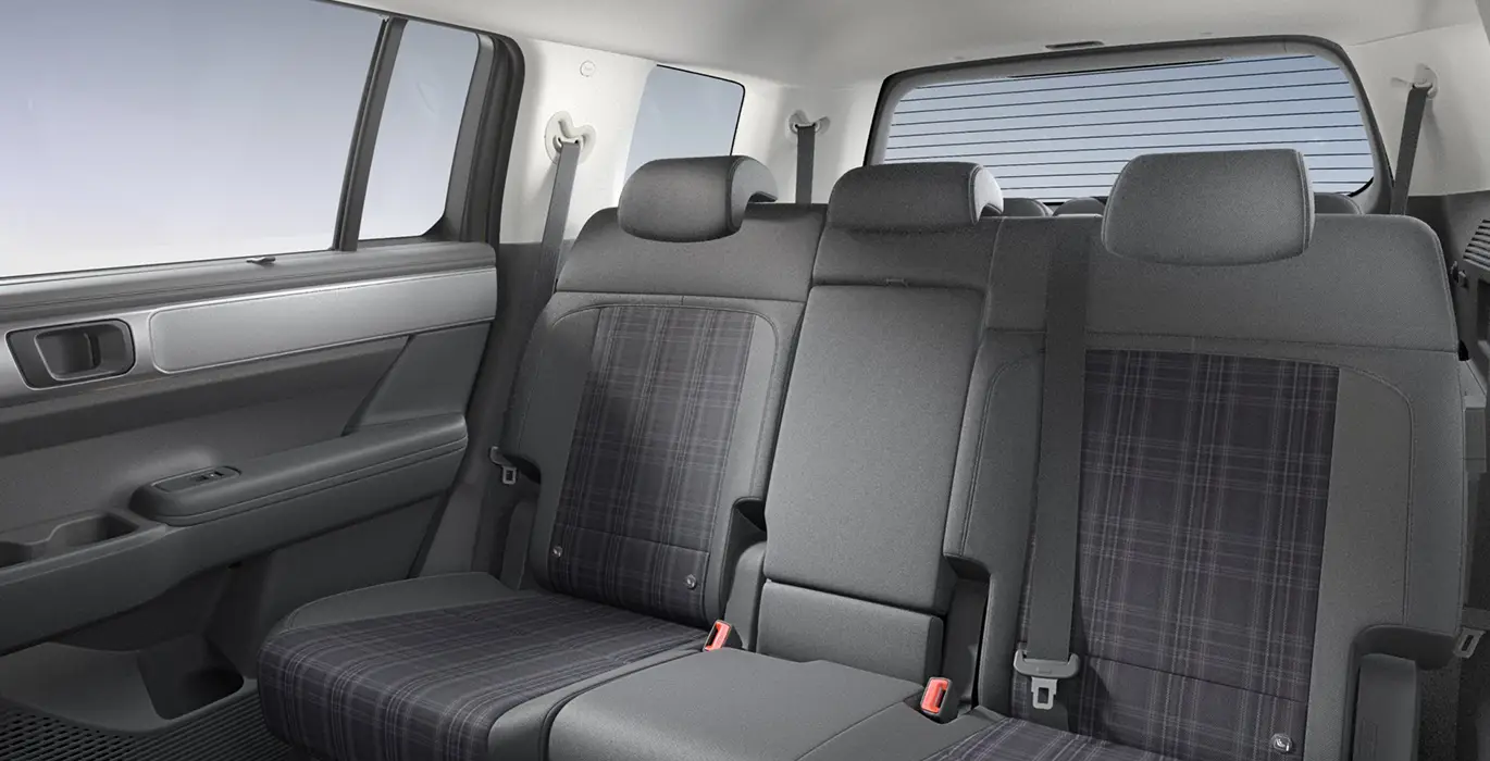 Hyundai Santa Fe 1.6 T GDI Maxx PHEV 252CV 4x4 6AT interior trasera | Crazy Renting