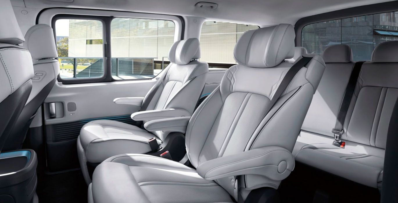 Hyundai Staria HEV 1.6TGDi 225cv Tecno 5 Hyundai Staria 2.2CRDi 177CV AT Maxx 9p interior trasera | Crazy Renting