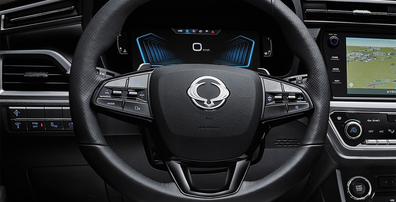 KGM Korando G15 GLP Urban Plus 4x2 interior volante | Crazy Renting