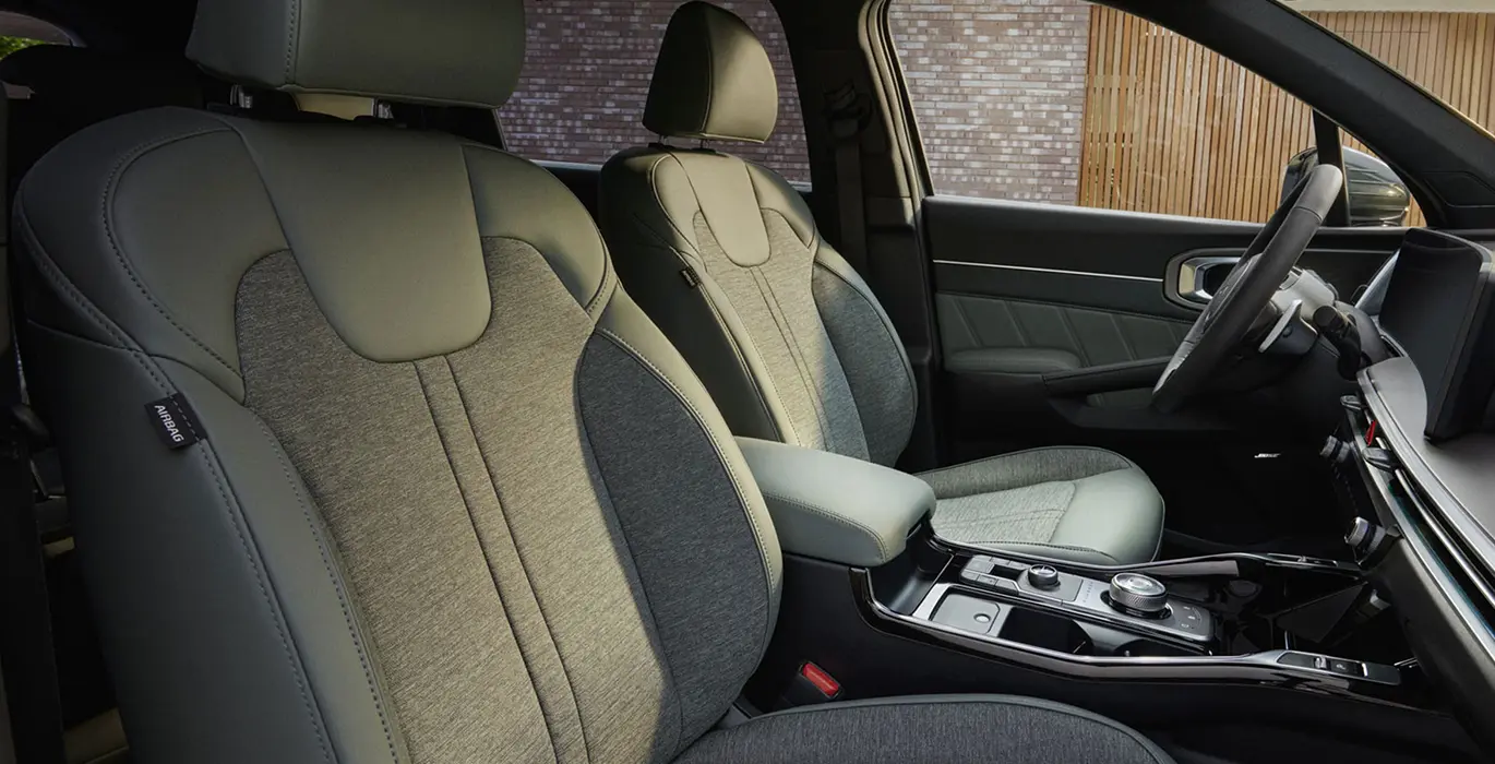 KIA Sorento 1.6 T GDi HEV Drive 4x2 interior delantera II | Crazy Renting