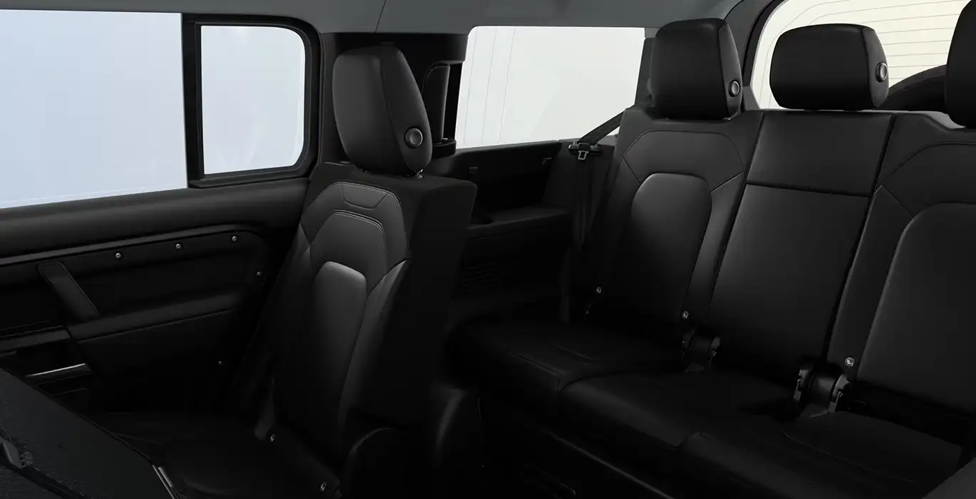 Land Rover Defender 3.0D I6 250S MHEV interior trasera | Crazy Renting