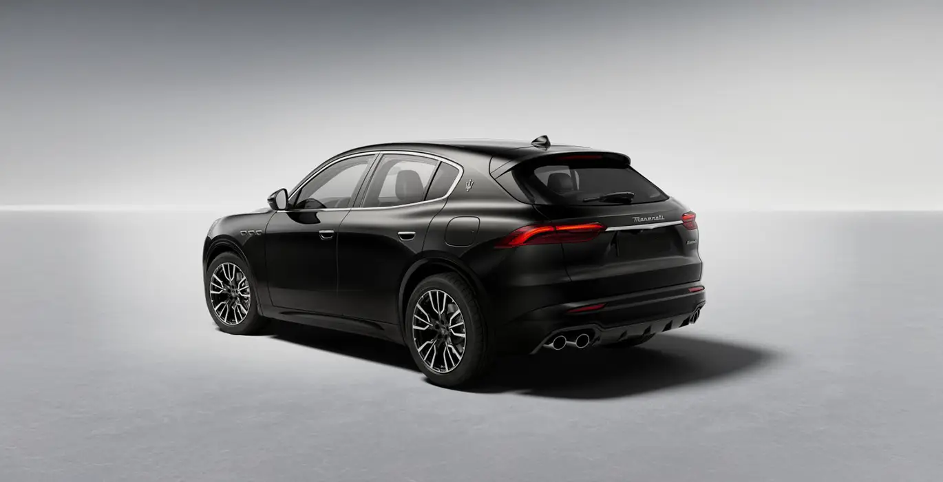 MASERATI Grecale L4 MHEV 300CV AWD II negro trasera | Crazy Renting