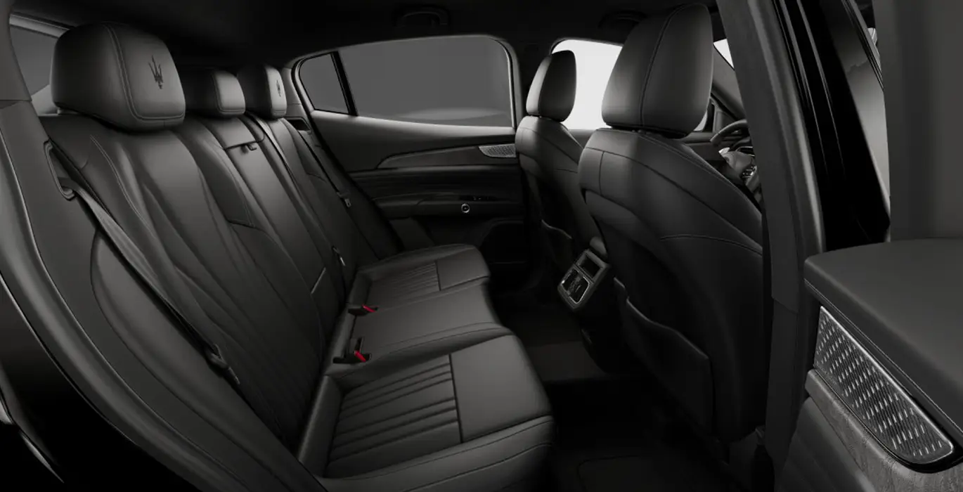 MASERATI Grecale L4 MHEV 300CV AWD interior trasera | Crazy Renting