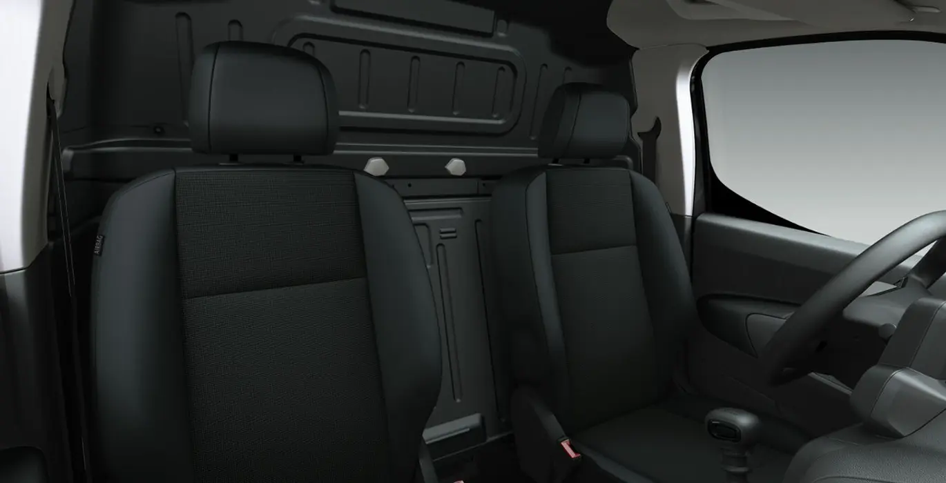OPEL Combo-e Cargo M 800kg 6 OPEL Combo Cargo L 650kg 1.5 SS interior delantera III | Crazy Renting
