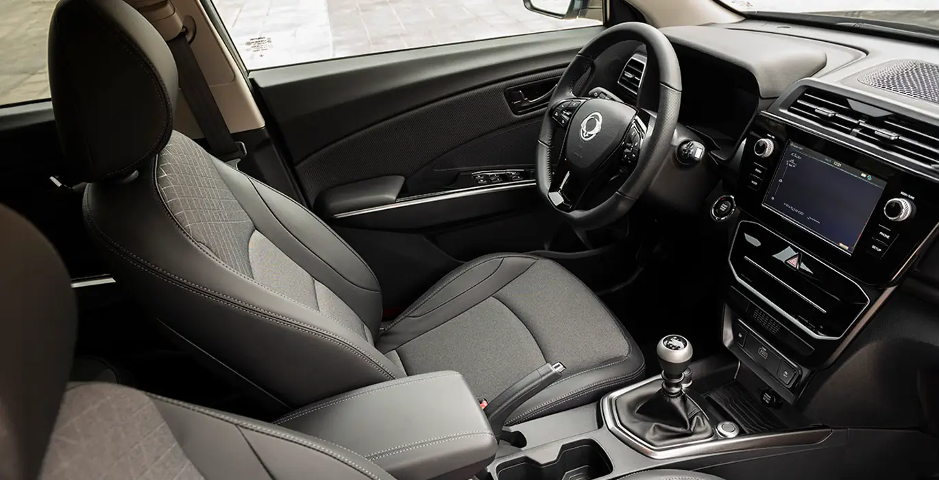 SSANGYONG Tivoli G15 Urban Plus 4x2 interior delantera 2 | Crazy Renting