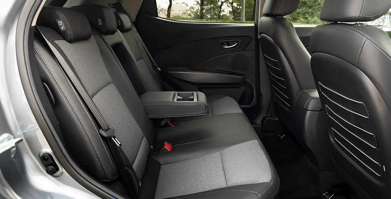 SSANGYONG Tivoli G15 Urban Plus 4x2 interior trasera | Crazy Renting