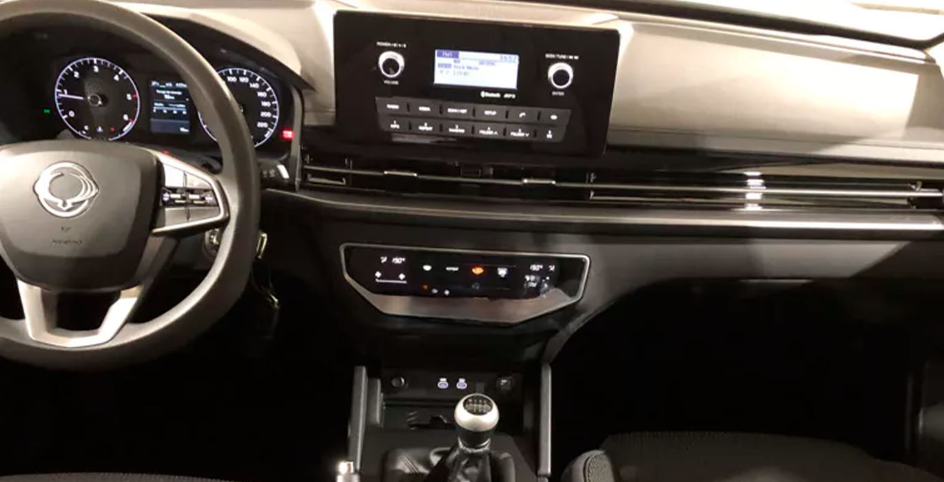 SsangYong Musso Sports D22 DTR Pro 4X4 MT interior delantera 2 | Crazy Renting