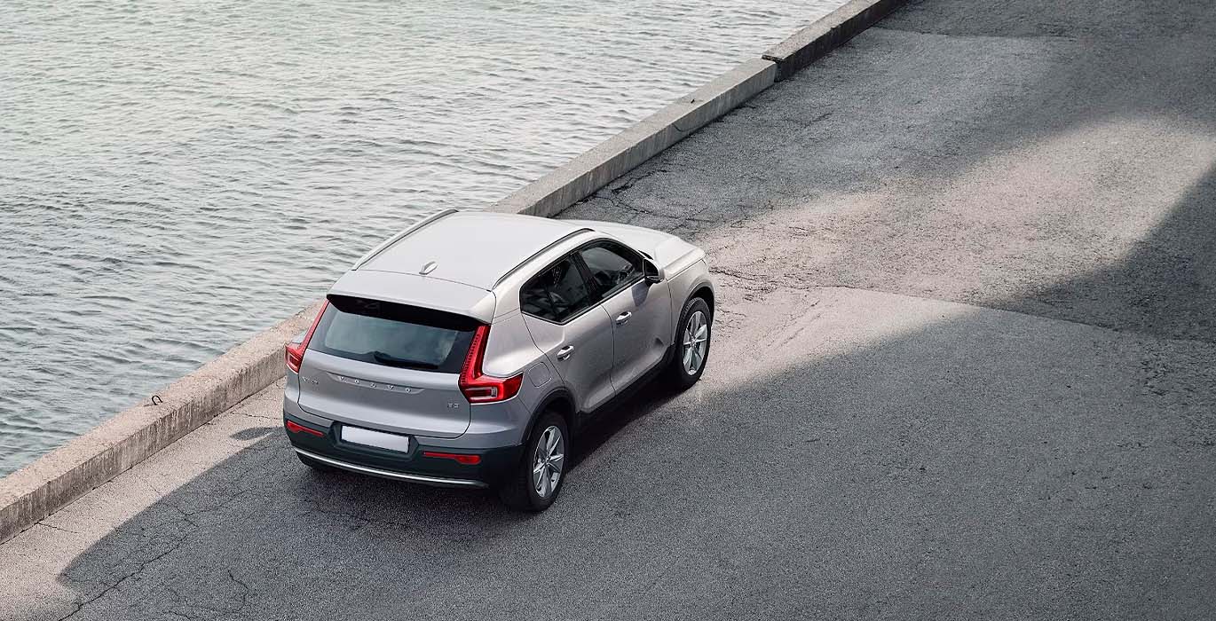 VOLVO XC40 2.0 B3 G Core Auto exterior trasera | Crazy Renting