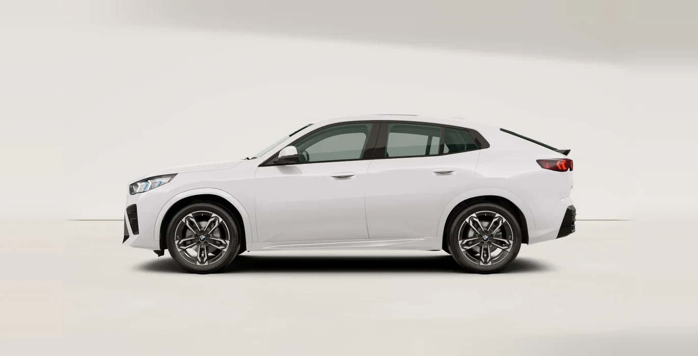 BMW ix2 eDrive20 3 BMW ix2 eDrive20 alpine white lateral | Crazy Renting