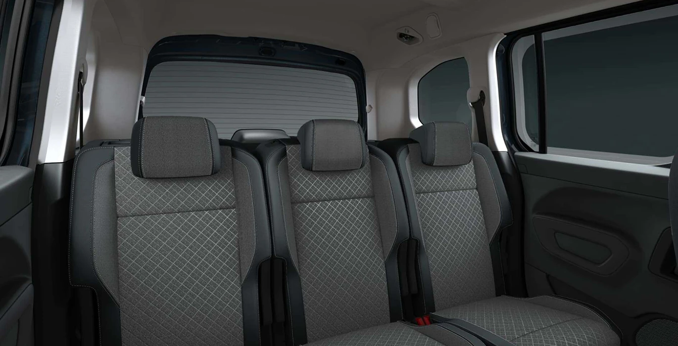 OPEL COMBO ULTIMATE 1.5 TD 130CV SS AT8 AUTOMATICO interior trasera | Crazy Renting